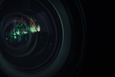 Çok renkli cam yansıması ile güzel kamera diyafram lens. Makro görünümü.