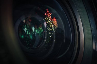 Çok renkli cam yansıması ile güzel kamera diyafram lens. Makro görünümü.