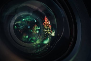 Çok renkli cam yansıtmalı güzel bir kamera deliğini kapat. Makro görünüm.