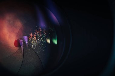 Çok renkli cam yansıması ile güzel kamera diyafram lens. Makro görünümü.