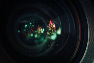 Çok renkli cam yansıması ile güzel kamera diyafram lens. Makro görünümü.