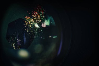 Çok renkli cam yansıması ile güzel kamera diyafram lens. Makro görünümü.