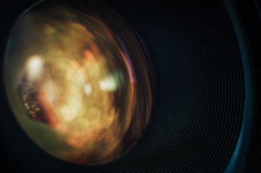 Çok renkli cam yansıtmalı güzel bir kamera deliğini kapat. Makro görünüm.