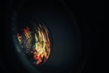 Çok renkli cam yansıtmalı güzel bir kamera deliğini kapat. Makro görünüm.