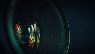 Çok renkli cam yansıması ile güzel kamera diyafram lens. Makro görünümü.