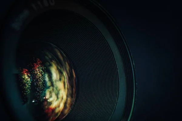 Sluiten Van Mooie Camera Diafragma Lens Met Multi Gekleurde Licht — Stockfoto