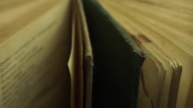 Karanlık bir arka plan üzerinde güzel eski sayfalar kitap rotasyon kadar kapatın.