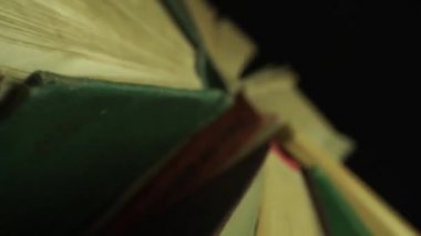 Karanlık bir arka plan üzerinde güzel eski sayfalar kitap rotasyon kadar kapatın.