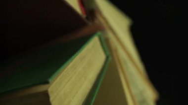Karanlık bir arka plan üzerinde güzel eski sayfalar kitap rotasyon kadar kapatın.
