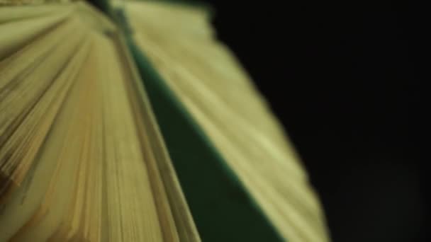 Закрыть Красивые Старые Страницы Книги Вращения Темном Фоне — стоковое видео