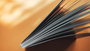 Turuncu bir arka plan üzerinde güzel yeni bir kitap. Üstte görüntü.