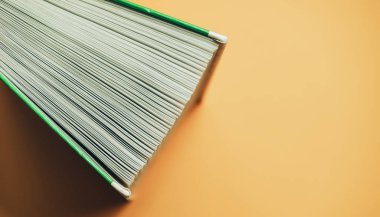 Turuncu bir arka plan üzerinde güzel yeni bir kitap. Üstte görüntü.