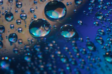 Cd dvd disk arka plandaki renkli su damlalarını kapatın.