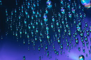 Cd dvd disk arka plandaki renkli su damlalarını kapatın.