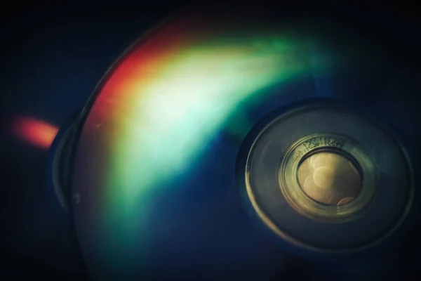 マルチカラー輝く光の背景を持つ美しい抽象的なCd Dvdディスク — ストック写真