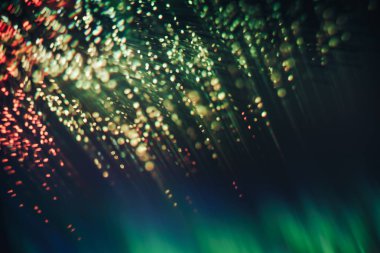 Koyu soyut arka planda güzel renkli parlaklık ışığı.