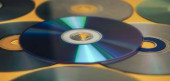 Close up Krásné staré špinavé CD, DVD na žlutém pozadí.