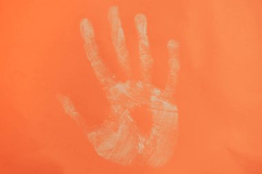 Mercan turuncu arka planda güzel beyaz el izlerini kapat..