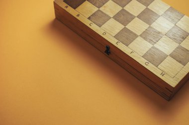 Turuncu arka planda eski güzel satranç tahtası.