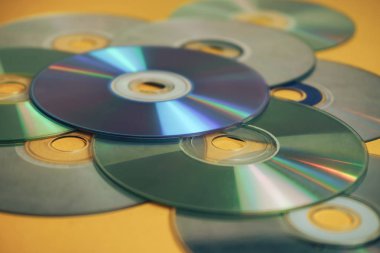 Güzel, eski, edepsiz CD 'leri kapat, sarı arka planda DVD' leri..