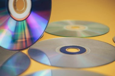 Güzel, eski, edepsiz CD 'leri kapat, sarı arka planda DVD' leri..