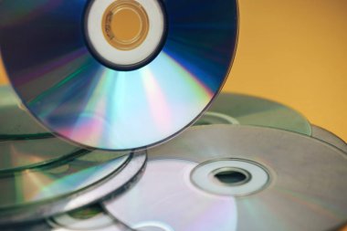 Güzel, eski, edepsiz CD 'leri kapat, sarı arka planda DVD' leri..