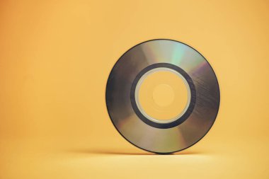 Sarı arkaplandaki güzel eski mini diski kapat.