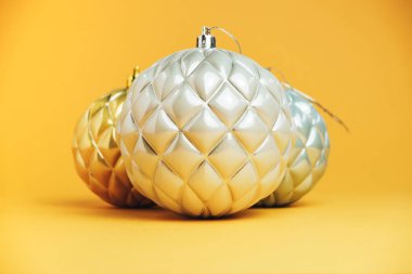 Sarı arka planda üç güzel Noel balosu..