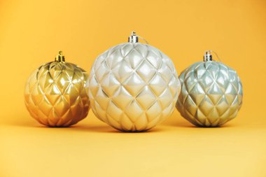 Sarı arka planda üç güzel Noel balosu..