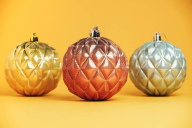 Sarı arka planda üç güzel Noel balosu..