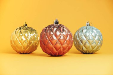 Sarı arka planda üç güzel Noel balosu..