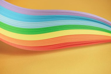 Turuncu arkaplanda güzel gökkuşağı renk kurdelesi.