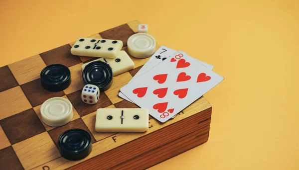 Varios Juegos Mesa Tablero Ajedrez Jugar Las Cartas Dominó Sobre — Foto de Stock