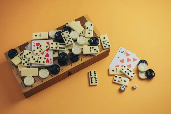 各种棋盘棋盘 扑克牌 橙色背景的多米诺骨牌 — 图库照片