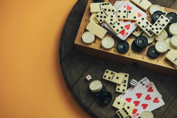 棋盘上各式棋盘 扑克牌 木桌上的多米诺骨牌 — 图库照片