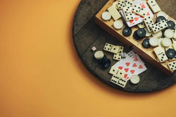 Vários Jogos Tabuleiro Tabuleiro Xadrez Jogando Cartas Dominós Uma Velha — Fotografia de Stock