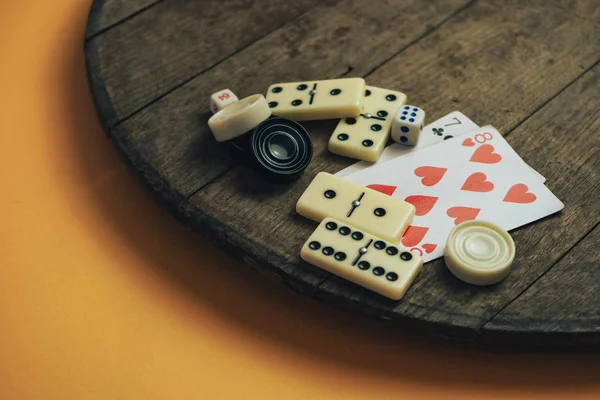 棋盘上各式棋盘 扑克牌 木桌上的多米诺骨牌 — 图库照片
