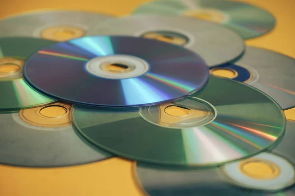 Nahaufnahme Schöne Alte Schmutzige Cds Dvds Auf Gelbem Hintergrund — Stockfoto