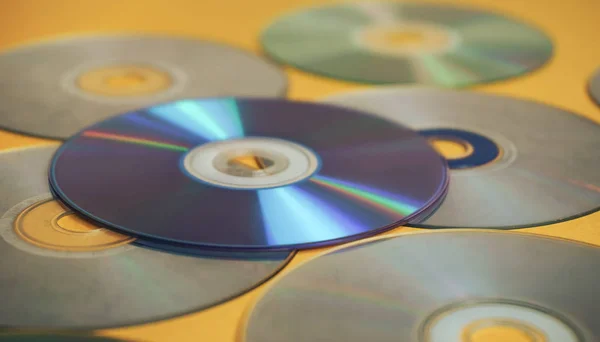 Nahaufnahme Schöne Alte Schmutzige Cds Dvds Auf Gelbem Hintergrund — Stockfoto