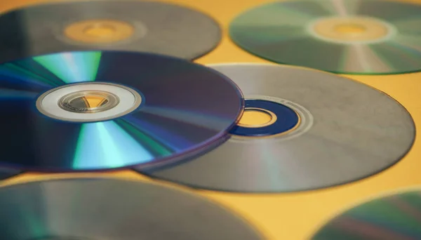 Nahaufnahme Schöne Alte Schmutzige Cds Dvds Auf Gelbem Hintergrund — Stockfoto