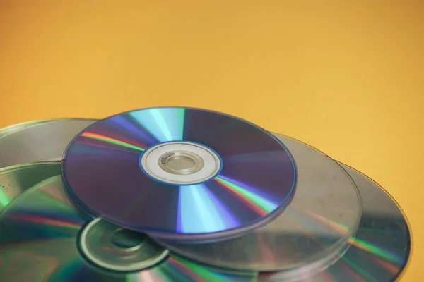 Nahaufnahme Schöne Alte Schmutzige Cds Dvds Auf Gelbem Hintergrund — Stockfoto