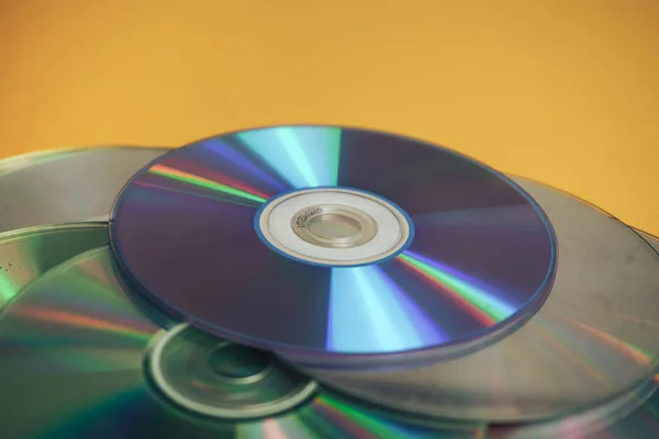 Nahaufnahme Schöne Alte Schmutzige Cds Dvds Auf Gelbem Hintergrund — Stockfoto