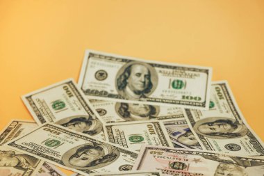 Dolarlar Yakın Konsept. Sarı arka planda Amerikan Doları Nakit Para.