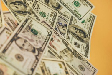 Dolarlar Yakın Konsept. Sarı arka planda Amerikan Doları Nakit Para.