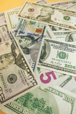 Güzel Dolarlar Arkaplanı 'nı kapatın. Amerikan, Amerikan Doları Nakit Para. Yüz Dolarlık Banknotlar. 