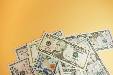Dolarlar Yakın Konsept. Sarı arka planda Amerikan Doları Nakit Para.