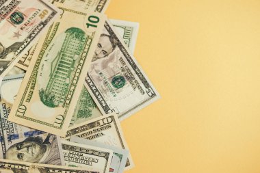 Dolarlar Yakın Konsept. Sarı arka planda Amerikan Doları Nakit Para.