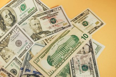 Dolarlar Yakın Konsept. Sarı arka planda Amerikan Doları Nakit Para.