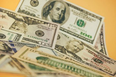 Dolarlar Yakın Konsept. Sarı arka planda Amerikan Doları Nakit Para.