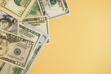 Dolarlar Yakın Konsept. Sarı arka planda Amerikan Doları Nakit Para.